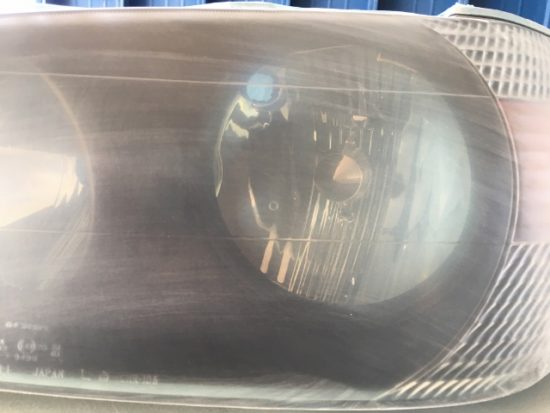 トヨタアルテッツァのヘッドライトクリア剥がれ施工中の状態