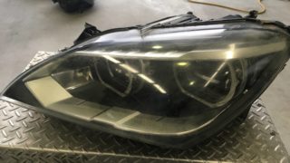 BMW6のヘッドライト黄ばみクラックリペア施工前 (1)