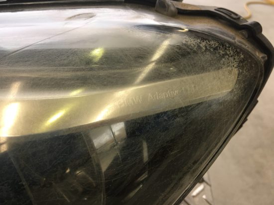 BMW6のヘッドライト黄ばみクラックリペア施工前 (2)